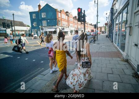 Londres- juillet 2021: Garratt Lane à Earlsfield, une grande rue de magasins et de magasins d'alimentation dans le sud-ouest de Londres Banque D'Images