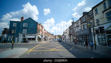 Londres- juillet 2021: Garratt Lane à Earlsfield, une grande rue de magasins et de magasins d'alimentation dans le sud-ouest de Londres Banque D'Images