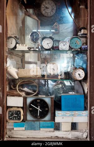 Urla, İzmir, Turkey - June, 2021: Vintage alarm clocks at the display window of a traditional clock repair shop. Banque D'Images