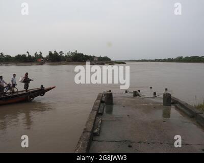 BENGALE-OCCIDENTAL, INDE - 30 juin 2021 : les Sundarbans, aperçu des habitats locaux qui se déplace le long de la côte des Sunderbans, l'une des plus grandes mangroves Banque D'Images