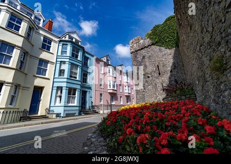 Scène de rue Tenby avec mur médiéval dans Pembrokeshire Banque D'Images
