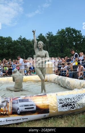 Boue fille revendique la victoire dans le ring, foule de personnes observant. Spectacle de lutte contre la boue. 23 juin 2017. Kiev, Ukraine Banque D'Images