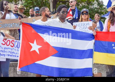 Londres, Royaume-Uni. 18 juillet 2021. Des manifestants se sont rassemblés sur la place du Parlement dans le cadre des manifestations mondiales en cours contre le gouvernement cubain et les décennies d'oppression communiste dans le pays. Banque D'Images