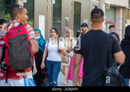 Francfort-sur-le-main, Allemagne. 24 juillet 2020. Menschen am 24. Juli beim Shoppen in der Frankfurter Innenstadt. -- les gens magasinent dans la zone piétonne de Francfort le 24 2020 juillet. (Photo par Alexander Pohl/Sipa USA) crédit: SIPA USA/Alay Live News Banque D'Images