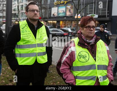 Zwei Teilnehmer mit Gelber Weste mit Schriftzügen für den Diesel und gegen die Deutsche Umwelthilfe ( DUH ). In München 100 - 150 Gegnerinnen und Gegner von Fahrverboten versammelt. Organiziert wurde die Demo von dem Automobilclub Mobil. Handel mit und Bearbeitung von Rechtsfahrzeugen und Rechtsfahrzeugen aller Art. (Photo par Alexander Pohl/Sipa USA) crédit: SIPA USA/Alay Live News Banque D'Images