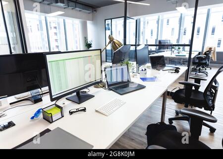 Intérieur d'un bureau vide moderne avec bureaux et ordinateurs Banque D'Images