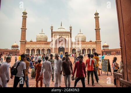 New Delhi, Inde. 21 juillet 2021. La foule locale à Jama Masjid pendant le festival Eid al-Adha, la fête du sacrifice dans le Vieux Delhi. Crédit : SOPA Images Limited/Alamy Live News Banque D'Images