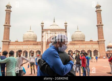 New Delhi, Inde. 21 juillet 2021. Les hommes musulmans embrassent à Jama Masjid pendant le festival Eid al-Adha, la fête du sacrifice dans le Vieux Delhi. Crédit : SOPA Images Limited/Alamy Live News Banque D'Images