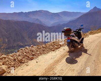 LIMA, PÉROU - 08 juillet 2021: Scooter Yamaha NMAX 155cc dans les montagnes en une journée ensoleillée. Banque D'Images