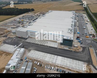 Gera, Allemagne. 21 juillet 2021. Le site de construction du nouveau centre logistique. À Gera, la société de vente par correspondance en ligne Amazon construit un grand centre logistique avec environ 1000 emplois. (Vue aérienne avec un drone) Credit: Bodo Schackow/dpa-zentralbild/dpa/Alay Live News Banque D'Images