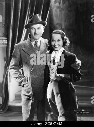 Le producteur SAMUEL GOLDWYN et MERLE OBERON sur scène chandide pendant le tournage du SOMBRE ANGEL 1935 réalisateur SIDNEY FRANKLIN basé sur la pièce de Guy Bolton scénario Lillian Hellman et Mordatante Shairp cinématographie Gregg Toland costume design Omar Kiam musique Alfred Newman The Samuel Goldwyn Company / United Artists Banque D'Images