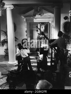 HERBERT MARSHALL sur le plateau Candid avec Movie Crew tournage DU SOMBRE ANGEL 1935 réalisateur SIDNEY FRANKLIN basé sur la pièce de Guy Bolton scénario Lillian Hellman et Mordantante Shairp cinématographie Gregg Toland costume design Omar Kiam musique Alfred Newman The Samuel Goldwyn Company / United Artists Banque D'Images