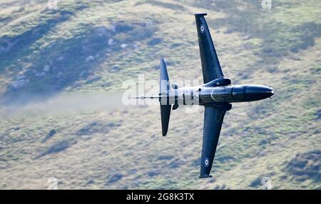 Un jet Faucon de la RAF photographié en survolant le célèbre Mach Loop au pays de Galles lors d'un exercice d'entraînement à basse altitude. Les jets qui traversent la région attirent des visiteurs de tout le pays qui grimpent sur les pentes de CADRIS Idris pour avoir une vue sur l'avion lorsqu'ils passent. Banque D'Images