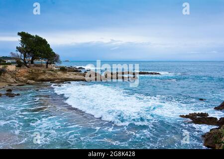 Vagues au bord de la mer de Cala Ratjada, près de Capdepera, île des baléares de Majorque ou Majorque, en hiver. Banque D'Images