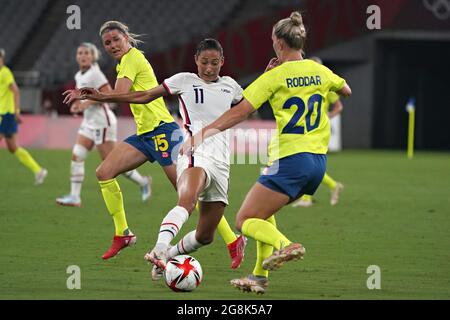 Tokyo, Japon. 21 juillet 2021. Les Etats-Unis font face à Christen Press (11) qui bloque Julia Roddar (20), la sage-femme suédoise, lors d'un match de football du Groupe G féminin au stade de Tokyo, lors des Jeux Olympiques d'été de Tokyo, au Japon, le mercredi 21 juillet 2021. Photo de Richard Ellis/UPI crédit: UPI/Alay Live News Banque D'Images