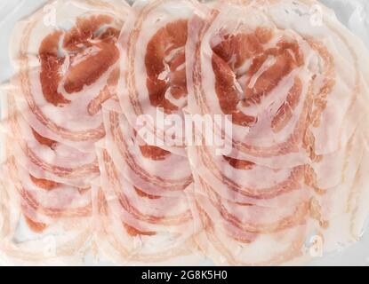 Bacon roulé italien, tranches de pancetta dans la vue de dessus, plat Banque D'Images