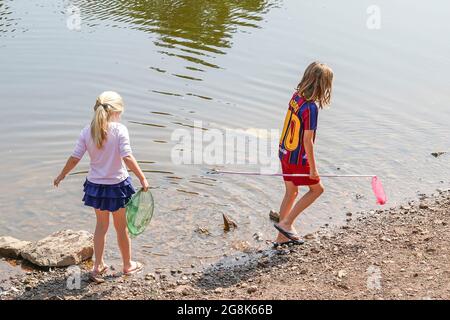 Bewdley, Royaume-Uni. 21 juillet 2021. Météo au Royaume-Uni : alors que la Grande-Bretagne continue de se taiser dans des températures records, les enfants commencent leurs vacances scolaires d'été et sont déjà en plein air et sur le point de se rendre à « Mési » et de profiter des grands espaces ! Crédit : Lee Hudson/Alay Live News Banque D'Images