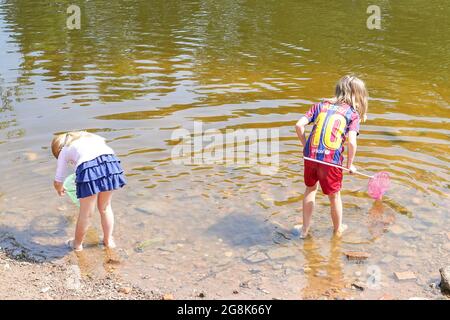 Bewdley, Royaume-Uni. 21 juillet 2021. Météo au Royaume-Uni : alors que la Grande-Bretagne continue de se taiser dans des températures records, les enfants commencent leurs vacances scolaires d'été et sont déjà en plein air et sur le point de se rendre à « Mési » et de profiter des grands espaces ! Crédit : Lee Hudson/Alay Live News Banque D'Images