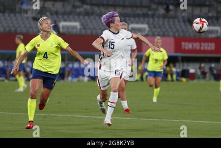 Tokyo, Japon. 21 juillet 2021. Megan Rapinoe (15), un attaquant des États-Unis, court pour le bal avec la défenseuse suédoise Hanna Glas (4) lors d'un match de football féminin du Groupe G aux Jeux olympiques d'été de Tokyo, au Japon, le mercredi 21 juillet 2021. Photo de Bob Strong/UPI. Crédit : UPI/Alay Live News Banque D'Images