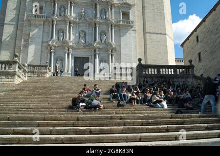Gérone - Espagne - Mars 23 2012 : escalier élégant et spectaculaire de la cathédrale historique au coeur de la vieille ville les touristes se détendent dans le soleil de printemps Banque D'Images