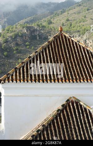 Frigiliana village Andalousie, Espagne toit de l'église principale détail du toit et le motif unique fait par les carreaux UN beau vieux bâtiment historique Banque D'Images