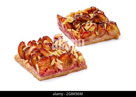 Gâteau de prune allemande fraîche avec amandes isolées 2 pièces Banque D'Images