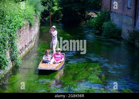 Kent, Royaume-Uni. 21 juillet 2021: Les gens sont en train de tirer le meilleur parti du temps chaud à Canterbury. Ici, un couple de punting sur la rivière Stour qui traverse le centre-ville. Crédit : graham mitchell/Alay Live News Banque D'Images