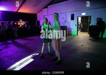 Les clubbers se dirigent vers la discothèque Oval Space en début de journée, où les salles de concert ont été autorisées à rouvrir à 00.01 h le 19 juillet. Banque D'Images