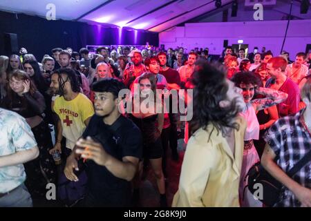 Les clubbers se dirigent vers la discothèque Oval Space en début de journée, où les salles de concert ont été autorisées à rouvrir à 00.01 h le 19 juillet. Banque D'Images