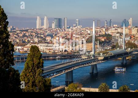 Vue sur le pont du métro Golden Horn et le nouvel istanbul Banque D'Images