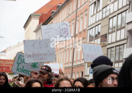 Munich, Allemagne. 11 mai 2019. Signes de légalisation de la marihuana, et contre Horst Seehofer et la CSU. Le 11.5.2019, quelques centaines de personnes ont été protonées pour une nouvelle politique en matière de drogue et une légalisation du cannabis. (Photo par Alexander Pohl/Sipa USA) crédit: SIPA USA/Alay Live News Banque D'Images