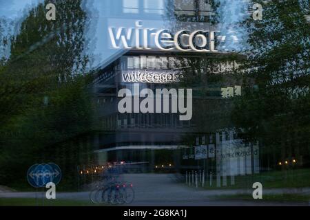 Betrichtung der Wirecard Zentrale. Logo DAS der WIrecard leuchtet. Blick auf die Zentrale des insolventen Dax Unternehmens Wirecard. Nachdem die Wirtschaftsprüfer Ernst & Young ( EY ) das Testat verweigert hatten und 1, 9 Milliarden Euro fehlen, konnte Wirecard die Angestellten nicht mehr bezahlen. Der ehemalige CEO Markus Braun saß zwischenzeitlich in Untersuchungshaft und der ehemalige COO Jan Marsalek ist untergegaucht und wird mit Haftbefehl gesucht. - point de vue général sur le siège du fournisseur mondial de services financiers et de technologie Internet en faillite Wirecard à Aschheim nea Banque D'Images