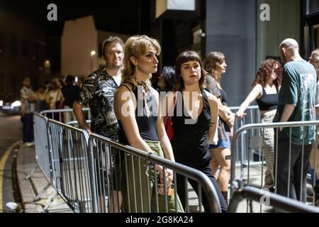 Les clubbers se dirigent vers la discothèque Oval Space en début de journée, où les salles de concert ont été autorisées à rouvrir à 00.01 h le 19 juillet. Banque D'Images