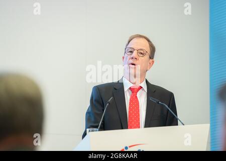 Neubiberg, Allemagne. 12 novembre 2019. Le PDG Reinhard PLOSS à la conférence de presse annuelle de l'Infineon technologies AG sur 12. Novembre 2019 à Neubiberg près de Munich. Fabricant de semi-conducteurs Infineon avec environ 40,000 employés. Le chiffre d'affaires a atteint un nouveau record en 2019. (Photo par Alexander Pohl/Sipa USA) crédit: SIPA USA/Alay Live News Banque D'Images