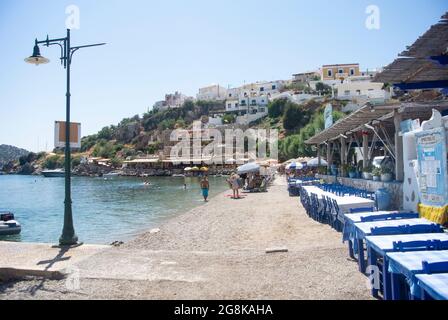 Île de Leros Grèce Plage scène d'été à la baie de Xirokampos paysage aspect vue de la belle crique sur un jour lumineux d'été Taverna ligne de la plage et Banque D'Images