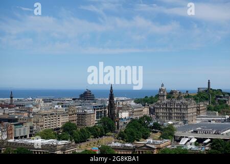 Vue aérienne sur les gratte-ciel d'Édimbourg, y compris la gare de Waverley et le monument Scott Banque D'Images