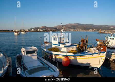 Antiparos île Grèce Bateaux de pêche dans un pittoresque, joli port Twilight avec lumière douce de la fin de l'après-midi ciel bleu fournit l'espace de copie terres Banque D'Images