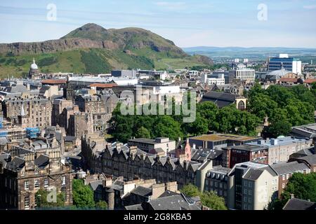 Une vue aérienne d'Arthur's Seat et de la ligne d'horizon d'Édimbourg depuis le château d'Édimbourg Banque D'Images