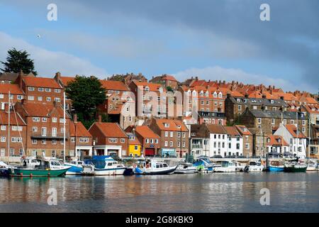 Port de Whitby ensoleillé et ciel bleu Banque D'Images