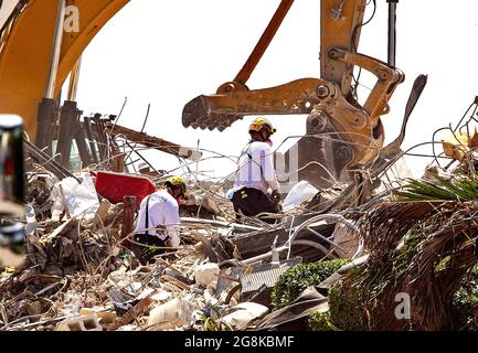 Surfside, États-Unis. 08 juillet 2021. Les sauveteurs de Pennsylvanie sont vus dans les décombres de l'effondrement des tours Champlain Sud, un jour après un passage de la recherche et sauvetage à la récupération à Surfside, Floride, le jeudi 8 juillet 2021. (Photo par Pedro Portal/Miami Herald/TNS/Sipa USA) crédit: SIPA USA/Alay Live News Banque D'Images