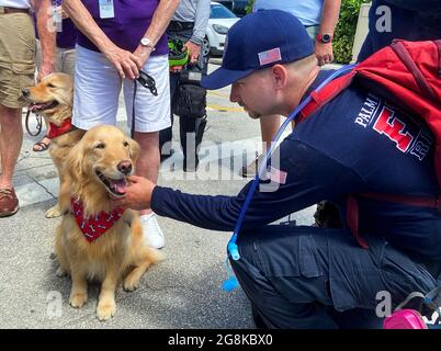 Surfside, États-Unis. 08 juillet 2021. RainFlavin, pompier du comté de Palm Beach, est un chien de confort de la Lutheran Church Charities, alors qu'il termine son quart de travail dans les décombres de l'effondrement du sud des Champlain Towers, un jour après le passage de la recherche et du sauvetage à la récupération, à Surfside, en Floride, le jeudi 8 juillet 2021. (Photo par Pedro Portal/Miami Herald/TNS/Sipa USA) crédit: SIPA USA/Alay Live News Banque D'Images