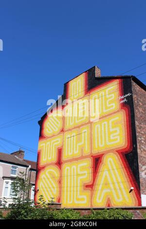 L'art de la rue « I See the Sea » à New Brighton, Merseyside, par l'artiste letterform Ben Eine. Banque D'Images