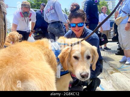 Surfside, États-Unis. 08 juillet 2021. Le pompier de Delray Beach Cecilia Abaldo Tets Tobias, chien de confort de la Lutheran Church Charities, alors qu'elle termine son quart de travail dans les décombres de l'effondrement du sud des Tours Champlain, un jour après un passage de la recherche et sauvetage à la récupération à Surfside, en Floride, le jeudi 8 juillet 2021. (Photo par Pedro Portal/Miami Herald/TNS/Sipa USA) crédit: SIPA USA/Alay Live News Banque D'Images