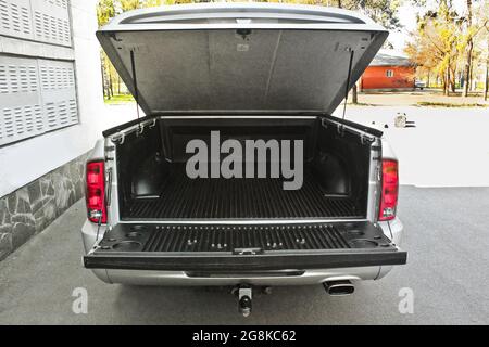 Kiev, Ukraine - 3 avril 2014: Pick-up américain gris Dodge RAM SRT-10 dans le parc. Dodge RAM avec coffre ouvert. Banque D'Images