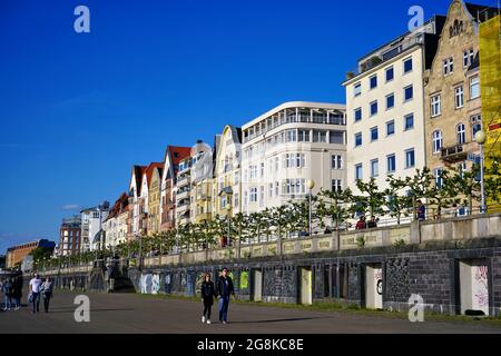 Mannesmannufer (promenade fluviale) au bord du Rhin à Düsseldorf, Allemagne, avec de belles maisons privées. Banque D'Images