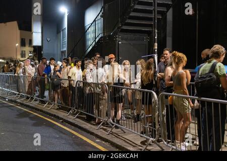 Les clubbers se dirigent vers la discothèque Oval Space en début de journée, où les salles de concert ont été autorisées à rouvrir à 00.01 h le 19 juillet. Banque D'Images