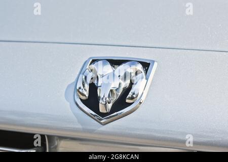 Kiev, Ukraine - 3 avril 2014: Gris américain Dodge RAM SRT-10. Logo Dodge Banque D'Images