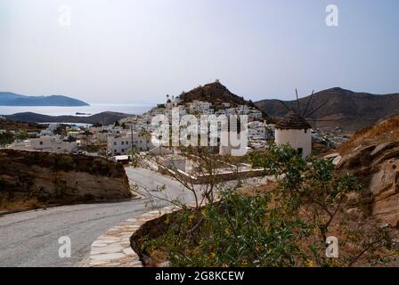 Grèce, île d'iOS Paysage panoramique avec vue sur le vieux village Grand angle spectaculaire tourné vers la belle vieille ville, l'espace Hora Copy Banque D'Images