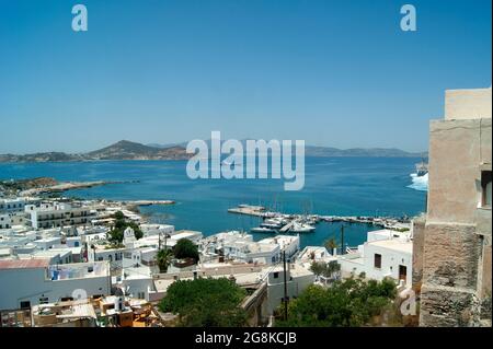 Île de Naxos Grèce vue sur le port depuis la vieille ville vue spectaculaire sur le paysage en grand angle sur le magnifique port et la baie Blue Sky fournit un espace de copie Banque D'Images