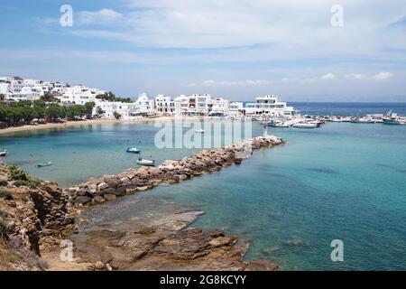 Piso Livahi, Paros, Grèce Paysage de la plage et de la mer avec l'eau abritée bleu quai de pierre conduit l'oeil au petit port tranquille scène d'été Blu Banque D'Images